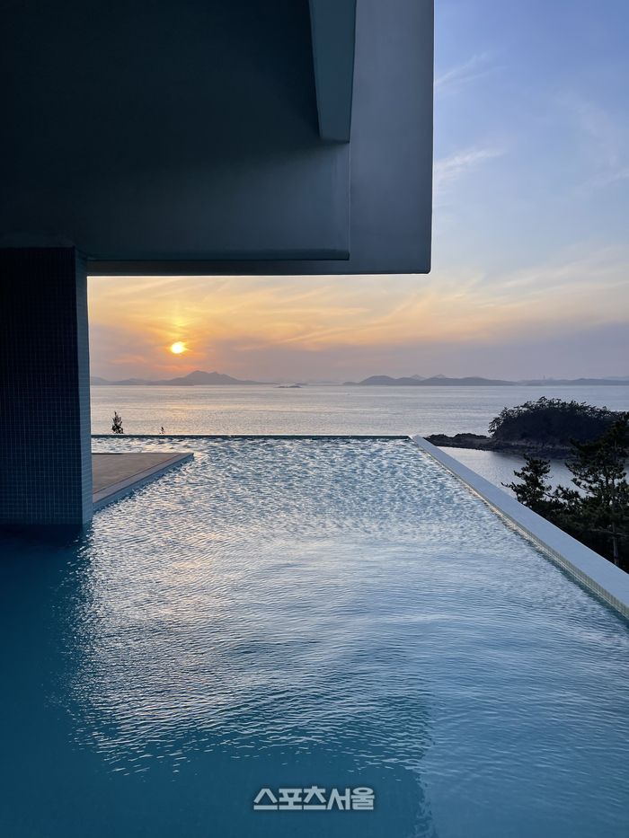 해남126호텔 인피니트풀. 풀 안에서 감상하는 낙조 풍경은 가히 장관이다. 4월30일부터 정식 오픈한다. 해남 | 원성윤 기자 socool@sportsseoul.com