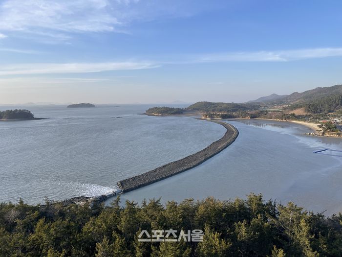 해남126호텔 앞 해수욕장. 조수간만의 차가 큰 해남의 특성을 반영, 둑으로 바닷물을 막아 해수욕장을 만든 것이 특징이다. 해남 | 원성윤 기자 socool@sportsseoul.com