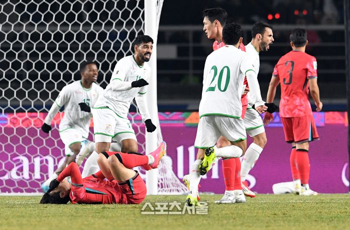 대한민국 축구대표팀 이강인(왼쪽 아래)이 20일 고양종합운동장에서 열린 2026 북중미 월드컵 아시아지역 최종 예선 오만과의 경기에서 부상을 당해 그라운드에 쓰러져 있다. 2025. 3. 20. 고양 | 박진업 기자 upandup@sportsseoul.com