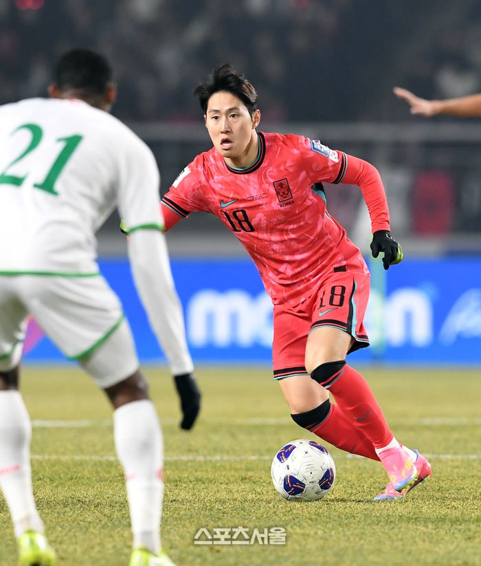 대한민국 축구대표팀 이강인(오른쪽)이 20일 고양종합운동장에서 열린 2026 북중미 월드컵 아시아지역 최종 예선 오만과의 경기에서 드리블을 하고 있다. 2025. 3. 20. 고양 | 박진업 기자 upandup@sportsseoul.com