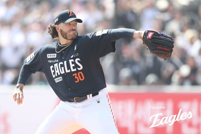 폰세는 22일 수원케이티위즈파크에서 열린 2025 KBO리그 KT와 개막전 선발 등판해 5이닝 7안타 4삼진 2실점을 기록했다. 사진 | 한화 이글스