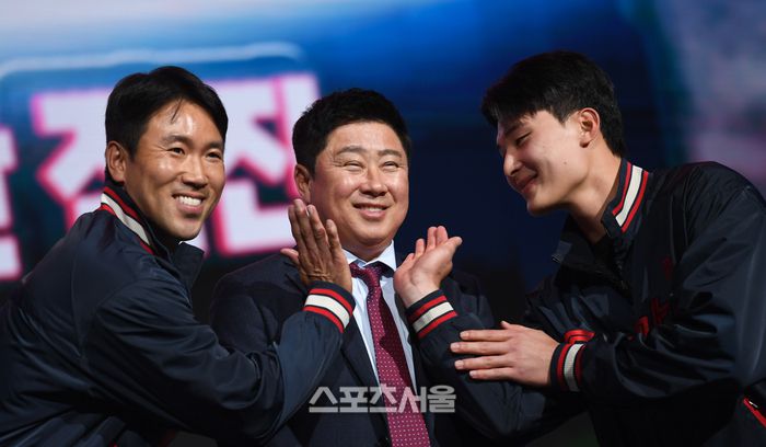 롯데 전준우, 김태형 감독, 윤동희(왼쪽부터)가 20일 서울 잠실 롯데호텔 월드에서 열린 2025 KBO리그 미디어데이에서 포즈를 취하고 있다. 사진 | 최승섭기자 thunder@sportsseoul.com