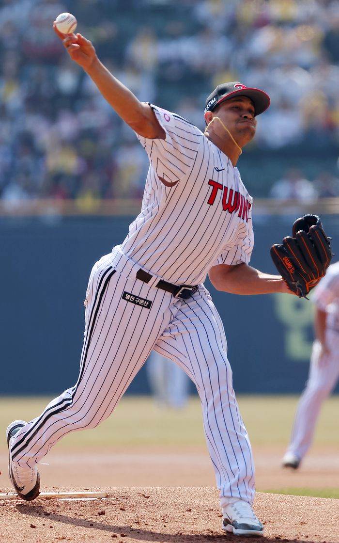 LG 외국인 투수 치리노스가 22일 서울 잠실구장에서 열린 2025 KBO리그 개막전서 6이닝 2실점 퀄리티스타트를 기록했다. 사진 | 연합뉴스