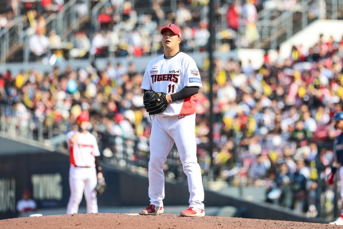 KIA 조상우가 22일 광주-기아 챔피언스 필드에서 열린 2025 KBO리그 정규시즌 개막전 NC와 경기에서 6회초 올라와 투구 준비를 하고 있다. 사진 | KIA 타이거즈
