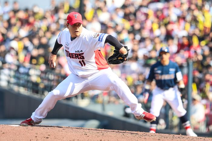 KIA 조상우가 22일 광주-기아 챔피언스 필드에서 열린 2025 KBO리그 정규시즌 개막전 NC와 경기에서 6회초 올라와 힘차게 공을 던지고 있다. 사진 | KIA 타이거즈