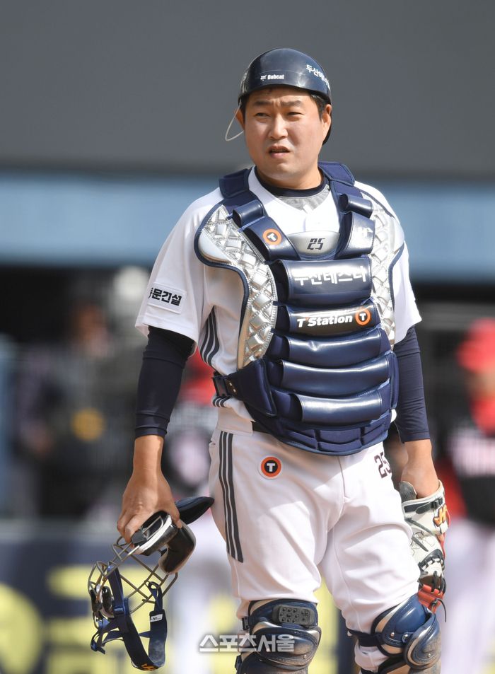 두산 포수 양의지가 더그아웃을 쳐다보고 있다. 사진 | 최승섭기자 thunder@sportsseoul.com