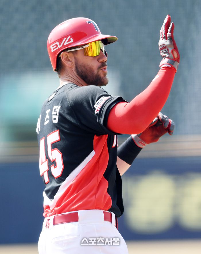 KIA 위즈덤이 14일 잠실구장에서 열린 2025 KBO리그 두산과 시범경기 1회초 1사 3루 상황에서 두산 선발 최승용을 상대로 2점 홈런을 치고 베이스를 돌고 있다. 잠실 | 박진업 기자 upandup@sportsseoul.com