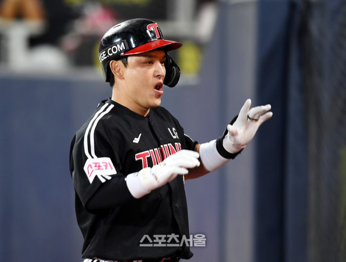 LG 박동원이 8일 수원케이티위즈파크에서 열린 KT와 2024 KBO리그 준플레이오프 3차전 2회초 1사 좌월홈런을 날린 후 염경엽 감독과 하이파이브를 하고 있다. 수원 | 최승섭기자 thunder@sportsseoul.com