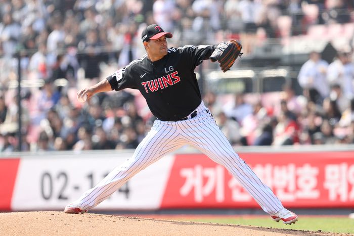 치리노스가 8일 수원케이티위즈파크에서 열린 2025 KBO리그 시범경기 KT전에 선발 등판해 공을 던지고 있다. 사진 | LG 트윈스