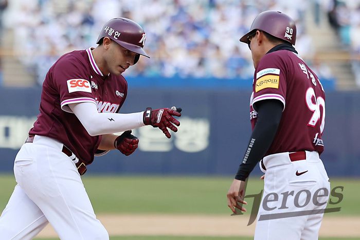 키움 카디네스(왼쪽)가 23일 대구삼성라이온즈파크에서 열린 2025 KBO리그 정규시즌 삼성전에서 만루포를 때린 후 베이스를 돌고 있다. 사진 | 키움 히어로즈