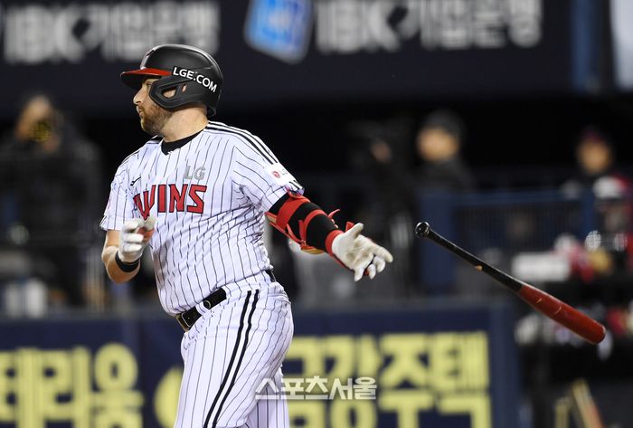 LG 오스틴이 25일 잠실구장에서 열린 2025 KBO리그 한화와의 경기 8회말 무사 만루 상황에서 한화 김범수를 상대로 적시타를 치고 있다. 잠실 | 박진업 기자 upandup@sportsseoul.com