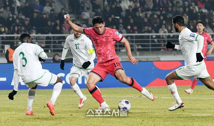 대한민국 축구대표팀 오세훈(가운데)이 20일 고양종합운동장에서 열린 2026 북중미 월드컵 아시아지역 최종 예선 오만과의 경기에서 슛을 하고 있다. 2025. 3. 20. 고양 | 박진업 기자 upandup@sportsseoul.com