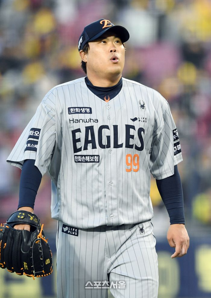 한화 류현진이 25일 잠실구장에서 열린 2025 KBO리그 LG와의 경기 1회말 수비를 마치고 더그아웃으로 들어가면서 숨을 몰아쉬고 있다. 잠실 | 박진업 기자 upandup@sportsseoul.com
