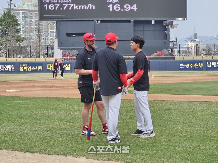 KIA 위즈덤(왼쪽)이 25일 광주-기아 챔피언스 필드에서 열린 2025 KBO리그 정규시즌 키움과 경기에 앞서 3루 수비 훈련을 마친 후 이범호 감독(가운데)와 얘기를 나누고 있다. 광주 | 김동영 기자 raining99@sportsseoul.com