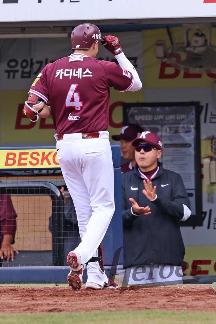 키움 홍원기 감독(오른쪽)이 23일 대구삼성라이온즈파크에서 열린 2025 KBO리그 정규시즌 삼성전에서 만루포를 때리고 돌아온 카디네스에게 박수를 보내고 있다. 사진 | 키움 히어로즈