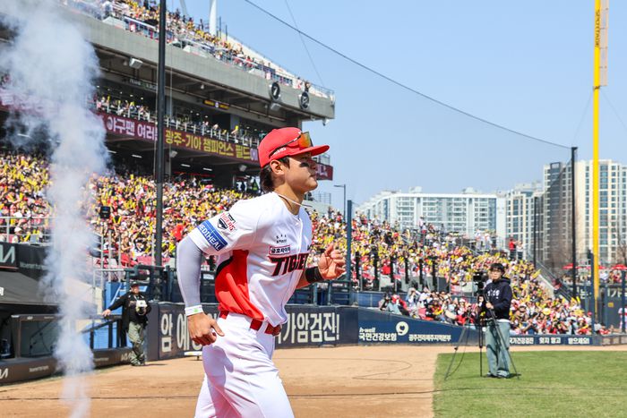 KIA 김도영이 22일 광주-기아 챔피언스 필드에서 열린 2025 KBO리그 정규시즌 개막전 NC와 경기에 앞서 선수단 소개 때 그라운드로 입장하고 있다. 사진 | KIA 타이거즈