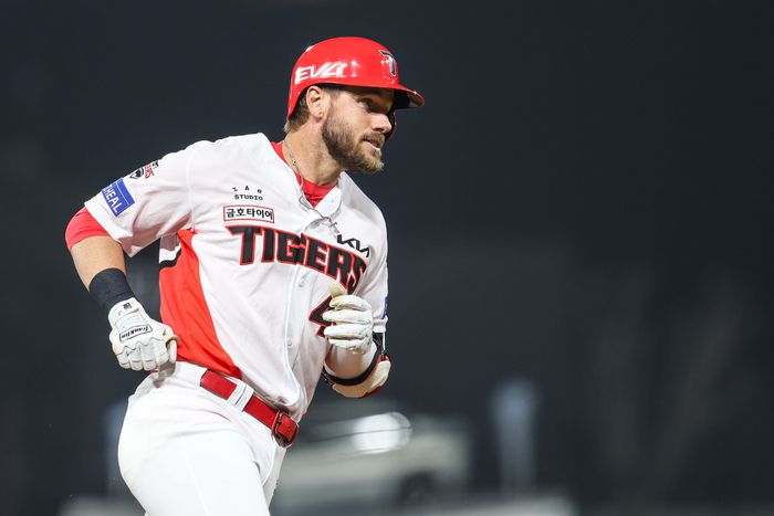 KIA 위즈덤이 25일 광주-기아 챔피언스 필드에서 열린 2025 KBO리그 정규시즌 키움전에서 4회말 좌월 투런포를 터뜨리고 있다. 사진 | KIA 타이거즈