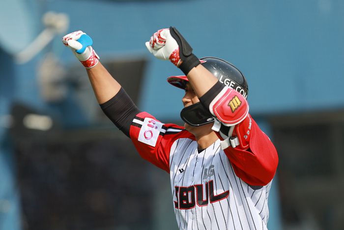 개막 후 3경기 연속 활약했던 LG 송찬의가 26일 서울 잠실구장에서 열리는 2025 KBO리그 한화-LG전서 잠시 쉬어간다. 사진 | 연합뉴스