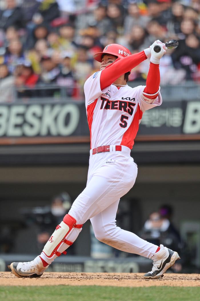 KIA 김도영이 15일 광주-기아 챔피언스 필드에서 열린 2025 KBO리그 시범경기 삼성전에서 2루타를 터뜨리고 있다. 사진 | KIA 타이거즈