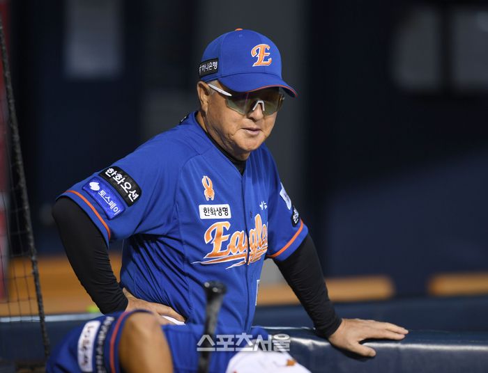 한화 김경문 감독이 25일 잠실구장에서 열린 2024 KBO리그 LG와 경기 전 상대 덕아웃을 쳐다보고 있다. 잠실 | 최승섭기자 thunder@sportsseoul.com