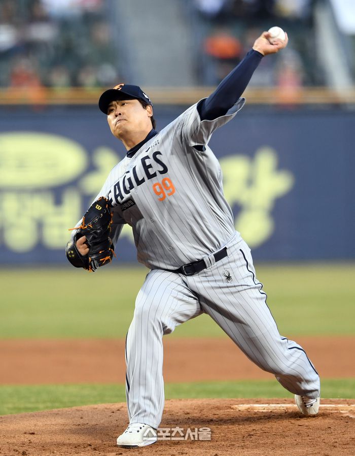 한화 류현진이 25일 잠실구장에서 열린 2025 KBO리그 LG와의 경기에 선발 등판해 힘차게 공을 던지고 있다. 잠실 | 박진업 기자 upandup@sportsseoul.com