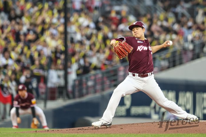 키움 루키 정현우가 26일 광주-기아 챔피언스 필드에서 열린 2025 KBO리그 KIA전에 선발 등판해 역투하고 있다. 사진 | 키움 히어로즈