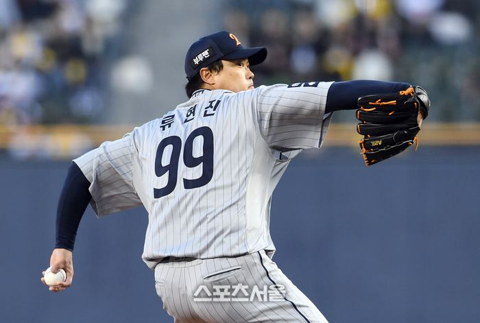 한화 류현진이 25일 잠실구장에서 열린 2025 KBO리그 LG와의 경기에 선발 등판해 힘차게 공을 던지고 있다. 잠실 | 박진업 기자 upandup@sportsseoul.com