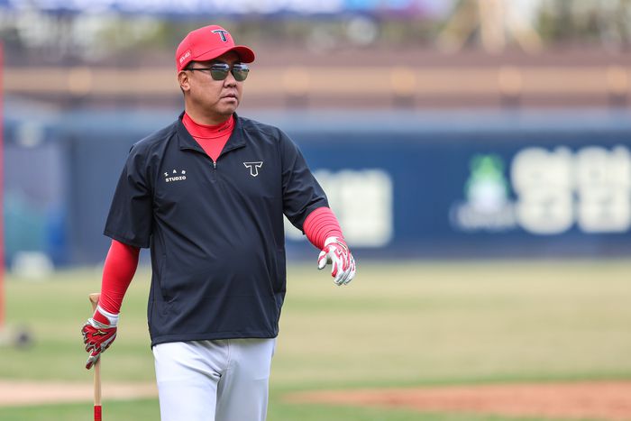 KIA 이범호 감독이 25일 광주-기아 챔피언스 필드에서 열린 2025 KBO리그 정규시즌 키움전에 앞서 선수단 훈련을 지켜보고 있다. 사진 | KIA 타이거즈