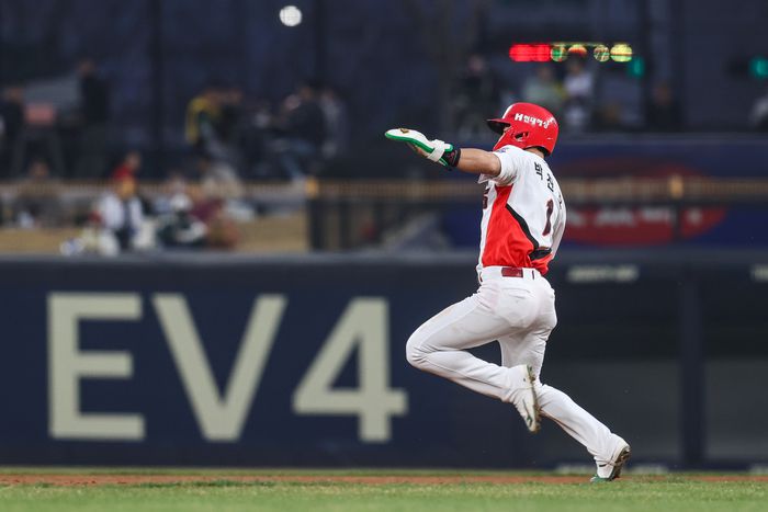 KIA 박찬호가 25일 광주-기아 챔피언스 필드에서 열린 2025 KBO리그 정규시즌 키움전에서 1회말 2루 도루를 시도하고 있다. 이 과정에서 오른쪽 무릎을 다쳤다. 사진 | KIA 타이거즈