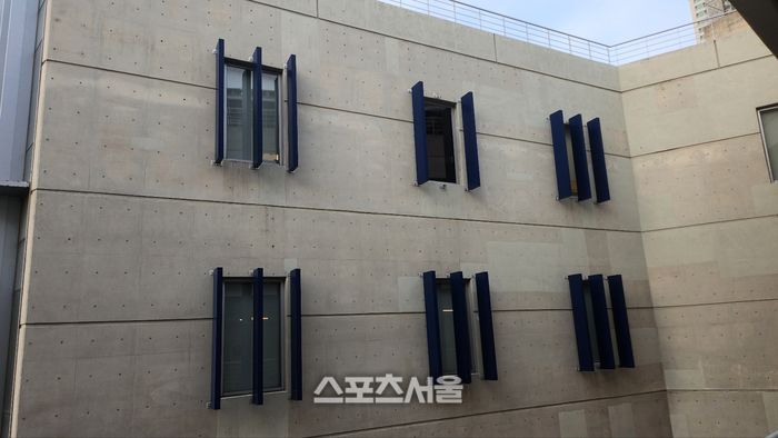 창원NC파크 3루쪽에 설치된 구조물 중 하나가 떨어진 모습. 창원=김민규 기자 kmg@sportsseoul.com