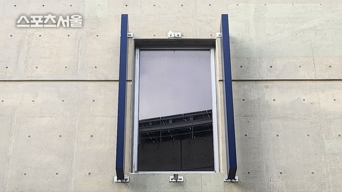 창원NC파크 3루 방향 건물 창문에 설치된 3개의 루버 중 가운데 한 곳이 떨어진 모습. 창원=김민규 기자 kmg@sportsseoul.com