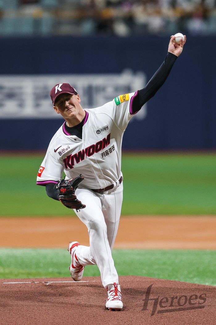 키움 로젠버그가 28일 고척스카이돔에서 열린 2025 KBO리그 SSG전에 선발 등판해 역투하고 있다. 사진 | 키움 히어로즈