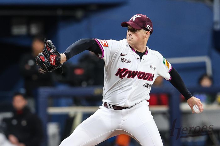 키움 로젠버그가 28일 고척스카이돔에서 열린 2025 KBO리그 SSG전에 선발 등판해 역투하고 있다. 사진 | 키움 히어로즈