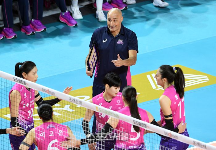 흥국생명 마르첼로 아본단자 감독이 17일 인천 삼산월드체육관에서 열린 2024-2025 V리그 여자부 정관장과 경기에서 선수들에게 이야기를 하고 있다. 2024. 12. 17. 인천 | 박진업 기자 upandup@sportsseoul.com