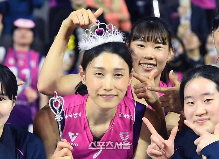 흥국생명 김연경(가운데)이 25일 인천 삼산월드체육관에서 열린 2024-2025 V리그 여자부 IBK기업은행과 경기에서 승리한 뒤 생일을 하루 앞두고 팬들이 준비해 준 왕관을 쓰고 기념촬영을 하고 있다.  인천 | 박진업 기자 upandup@sportsseoul.com