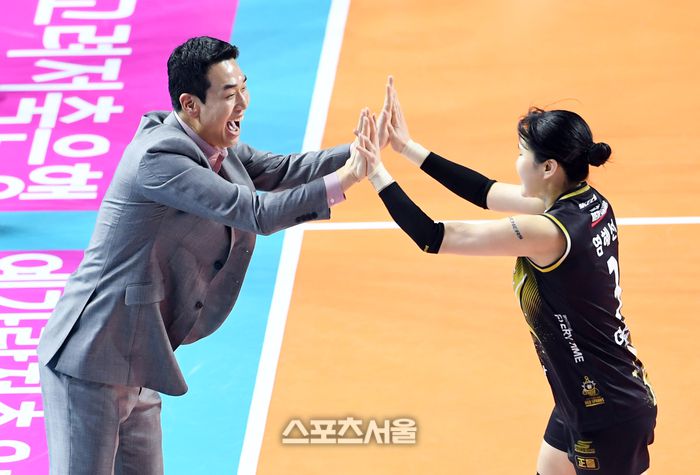 정관장 고희진 감독이 17일 인천 삼산월드체육관에서 열린 2024-2025 V리그 여자부 흥국생명과 경기에서 득점에 기뻐하며 세터 염혜선과 하이파이브를 하고 있다. 2024. 12. 17. 인천 | 박진업 기자 upandup@sportsseoul.com