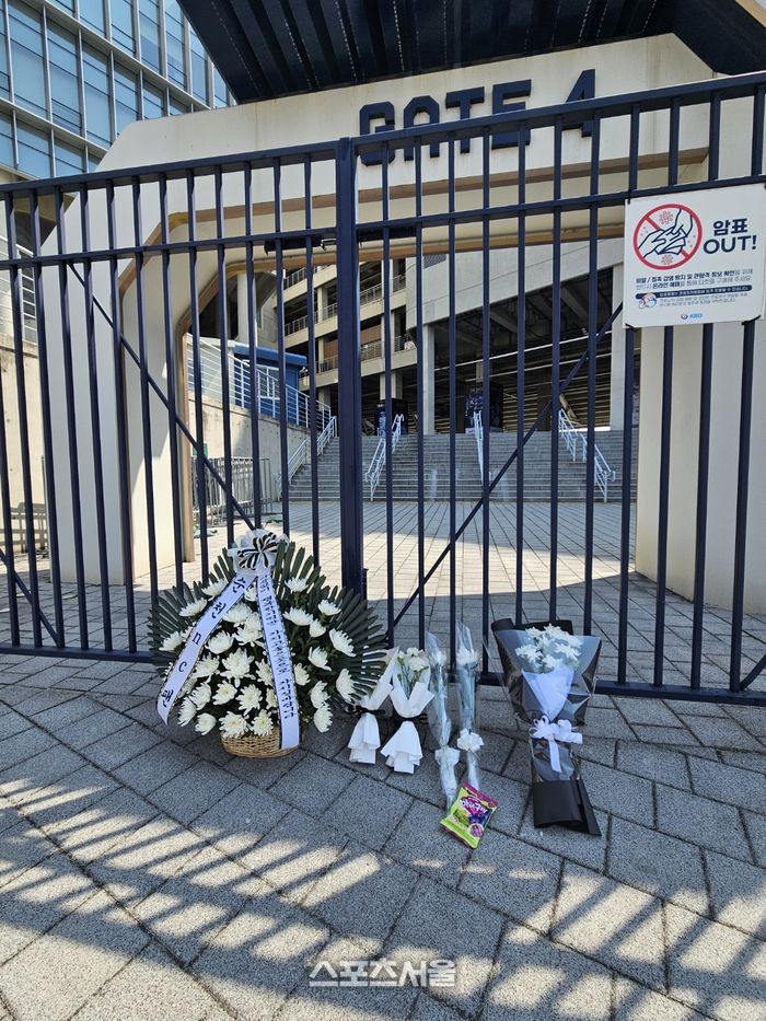 창원NC파크 3루쪽 출입구에 사망자를 추모하는 조화가 놓였다.