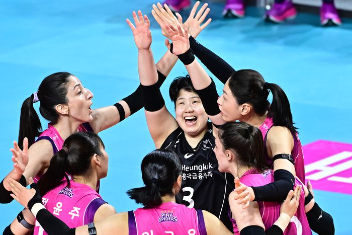 기뻐하는 흥국생명 선수들.제공 | 한국배구연맹