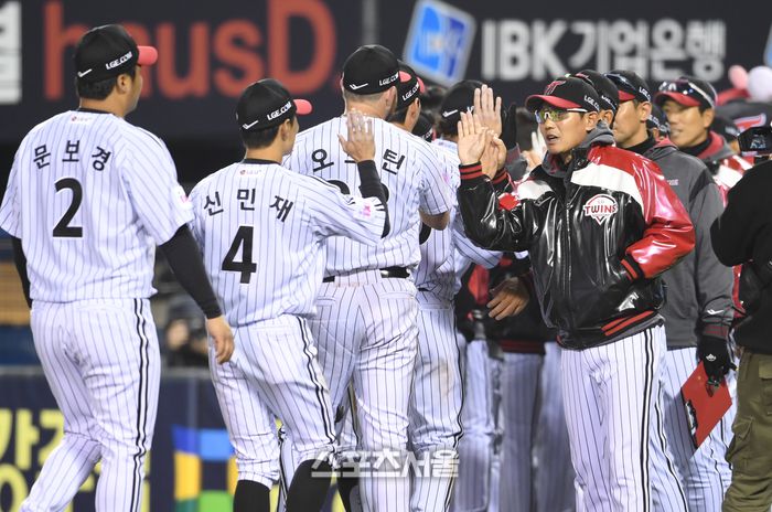 LG 염경엽 감독(오른쪽)이 25일 잠실구장에서 열린 2025 KBO리그 한화와의 경기에서 5-0으로 승리하고 개막 3연승을 기록한 뒤 선수들과 하이파이브를 하고 있다. 잠실 | 박진업 기자 upandup@sportsseoul.com