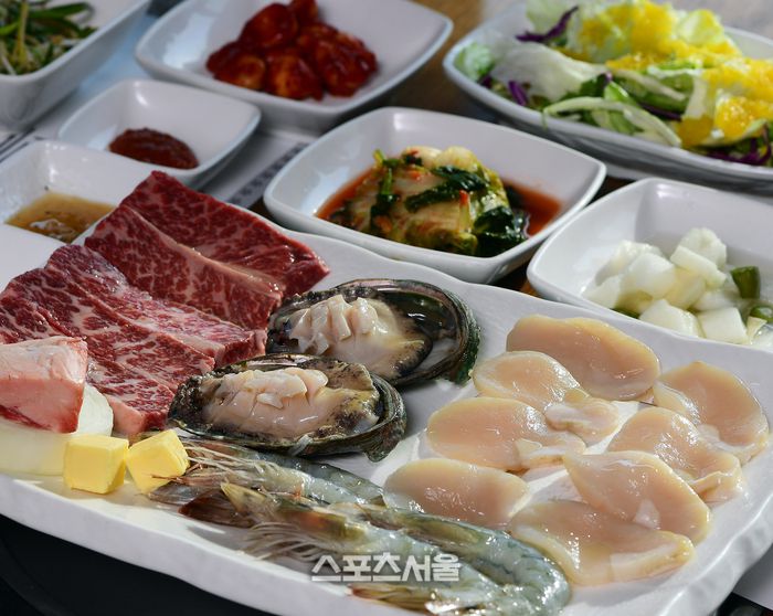 그릴종고산의 대표 메뉴인 소고기, 전복, 완자 새우 구이. 이주상기자 rainbow@sportsseoul.com