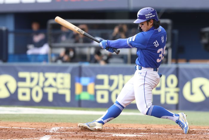 삼성 김성윤이 30일 잠실구장에서 열린 2025 KBO리그 두산전에서 2루타를 때리고 있다. 사진 | 삼성 라이온즈