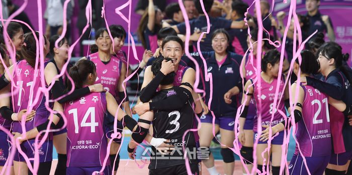 흥국생명 김연경이 2일 인천 삼산월드체육관에서 열린 2024~2025 V-리그 여자부 챔피언 결정전 2차전 정관장과 경기 승리 후 환호하고 있다. 2025. 4. 2.삼산 | 최승섭기자 thunder@sportsseoul.com