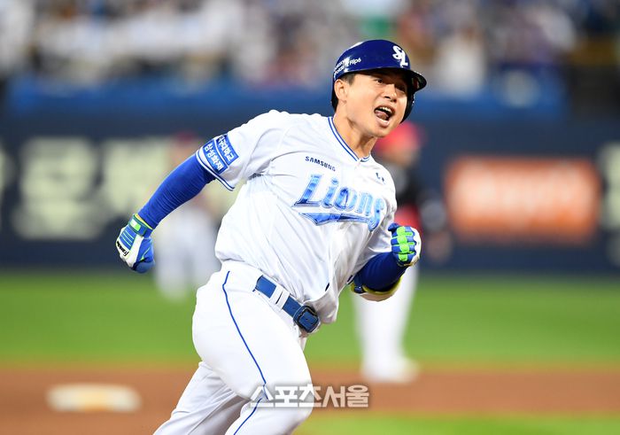 삼성 김헌곤이 대구삼성라이온즈파크에서 열린 KIA와 2024 KBO 한국시리즈 3차전 7회말 무사 KIA 전상현을 상대로 솔로 홈런을 친 뒤 기뻐하고 있다. 대구 | 박진업 기자 upandup@sportsseoul.com