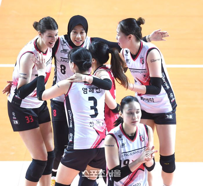 정관장 선수들이 2일 인천 삼산월드체육관에서 열린 2024~2025 V-리그 여자부 챔피언 결정전 2차전 흥국생명과 경기에서 득점 후 환호하고 있다. 2025. 4. 2.삼산 | 최승섭기자 thunder@sportsseoul.com