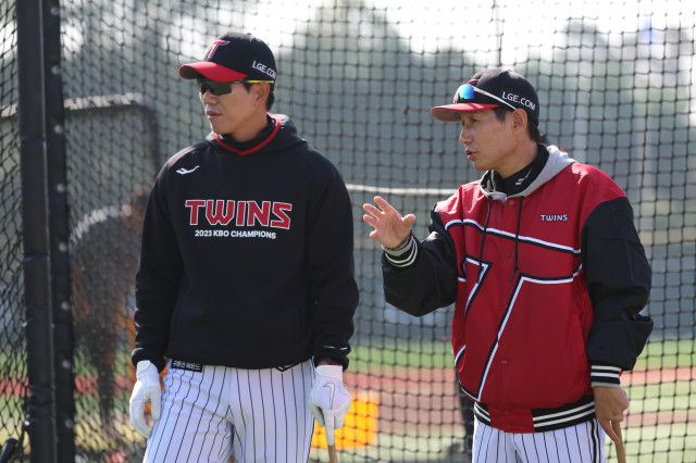 LG 염경엽 감독(오른쪽)이 이천 마무리캠프에서 모창민 코치와 선수에게 얘기하고 있다. 사진 | LG 트윈스