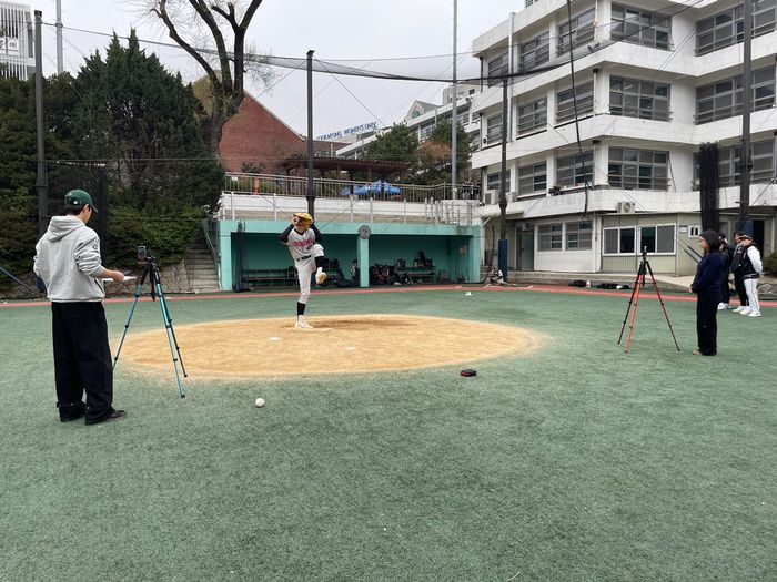KBO는 지난 2일 선린인터넷고를 시작으로 전국 고등학교 1학년 야구선수 전체(약 1,200여 명)를 대상으로 ‘바이오메카닉스 동작 분석 기반 스마트 트레이닝 프로그램’을 시행했다. 사진 | KBO