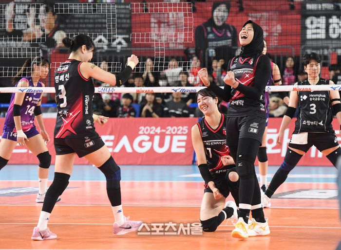 정관장 선수들이 4일 대전 충무체육관에서 열린 2024-2025 V리그 여자부 흥국생명과의 챔피언결정전 3차전 5세트 초반 3연속 득점을 한 뒤 기뻐하고 있다. 2025. 4. 4. 대전 | 박진업 기자 upandup@sportsseoul.com