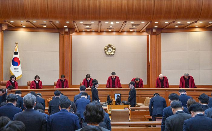 대통령 탄핵심판 심판정 입장한 헌법 재판관들 [사진공동취재단·연합뉴스]
