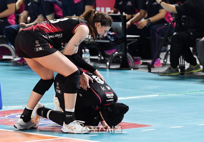 정관장 메가(아래)가 4일 대전 충무체육관에서 열린 2024-2025 V리그 여자부 흥국생명과의 챔피언결정전 3차전에서 세트스코어 3-2 역전승을 확정 짓는 득점을 한 뒤 코트에 주저앉자 부키리치가 다가가고 있다. 2025. 4. 4. 대전 | 박진업 기자 upandup@sportsseoul.com