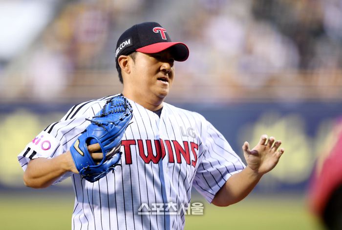 LG 선발투수 송승기가 잠실구장에서 열린 2025 KBO리그 한화와 경기 1회 투구 후 더그아웃으로 들어오며 동료들과 하이파이브를 하고 있다. 잠실 | 최승섭기자 thunder@sportsseoul.com